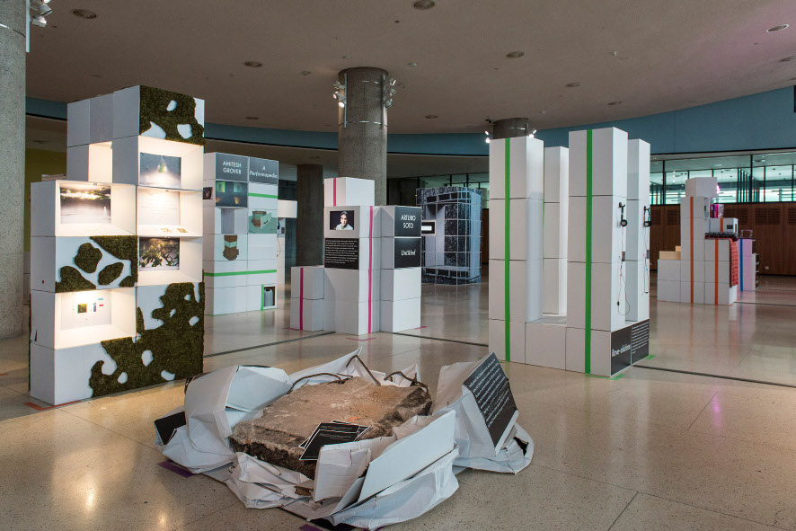 Meta display: concrete slab fragment, boxes.
Forecast Forum, Haus der Kulturen der Welt Berlin HKW 2015
Foto: Marcus Lieberenz