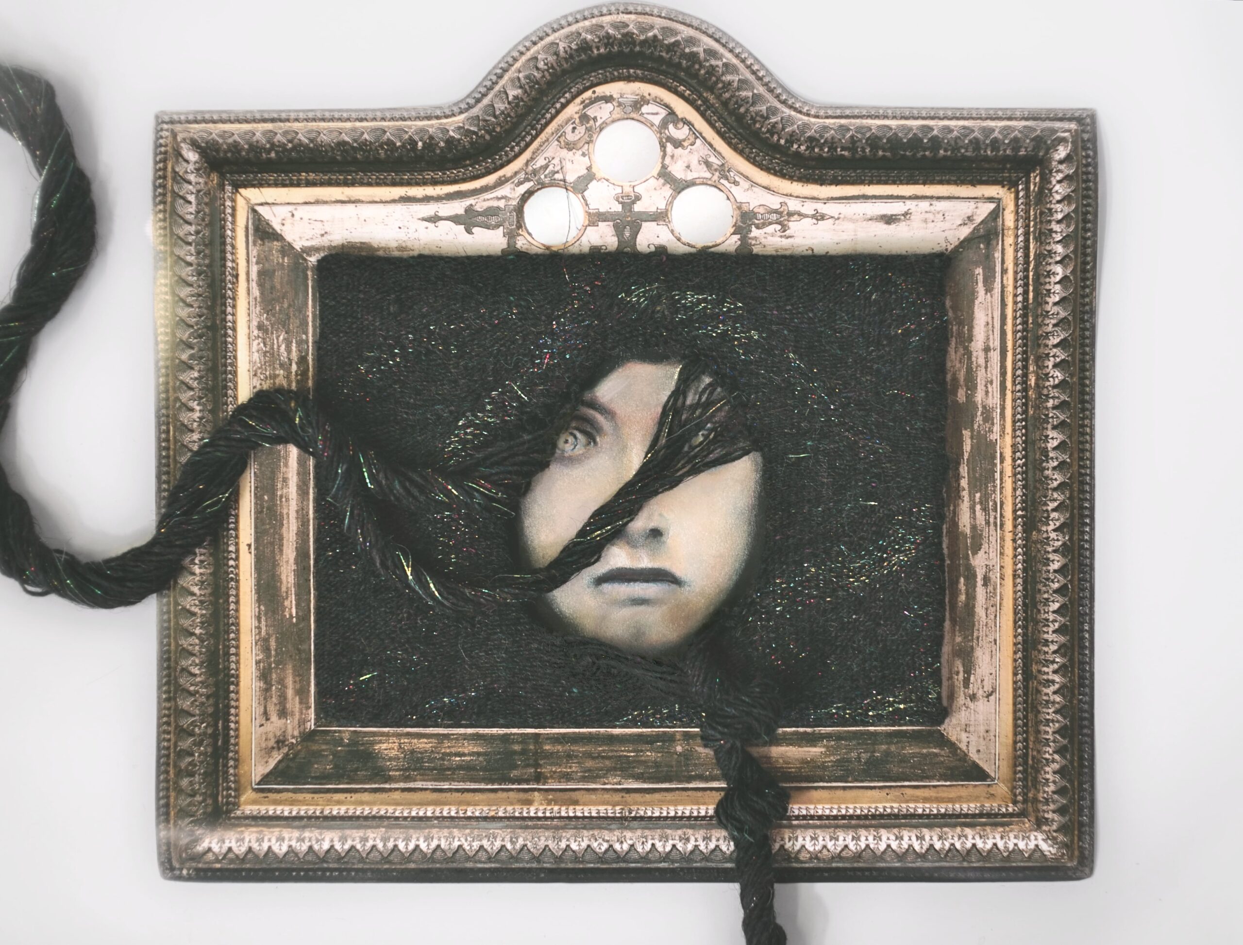 Haupt der Medusa - Webstück vor Glas, Pastelll-Zeichnung, verhülltes Werk
Nach Franz von Stuck, 2024